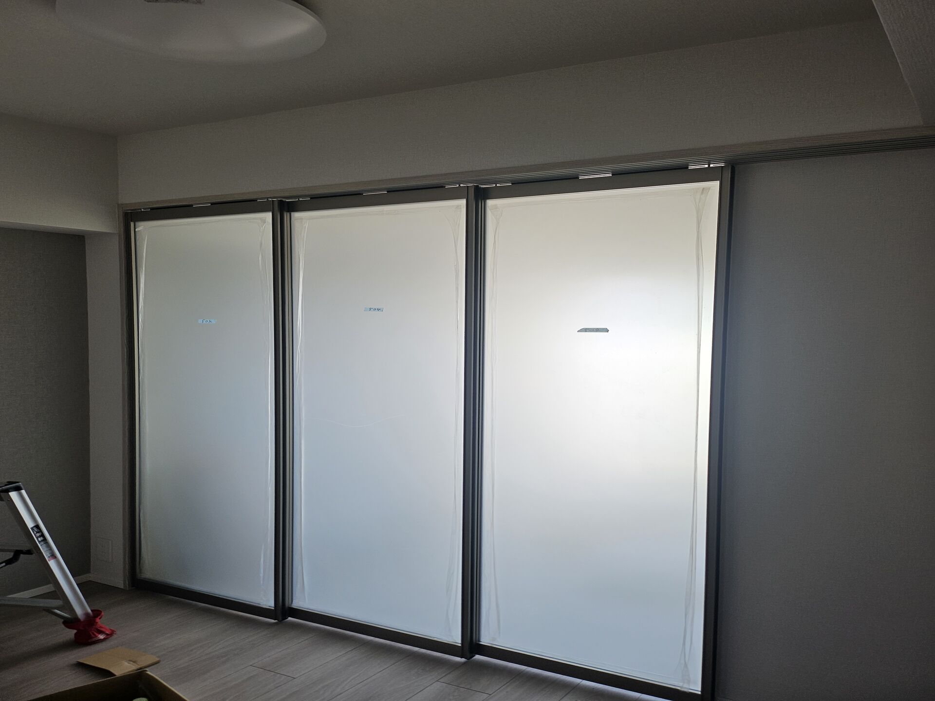室内のアルミ建具
