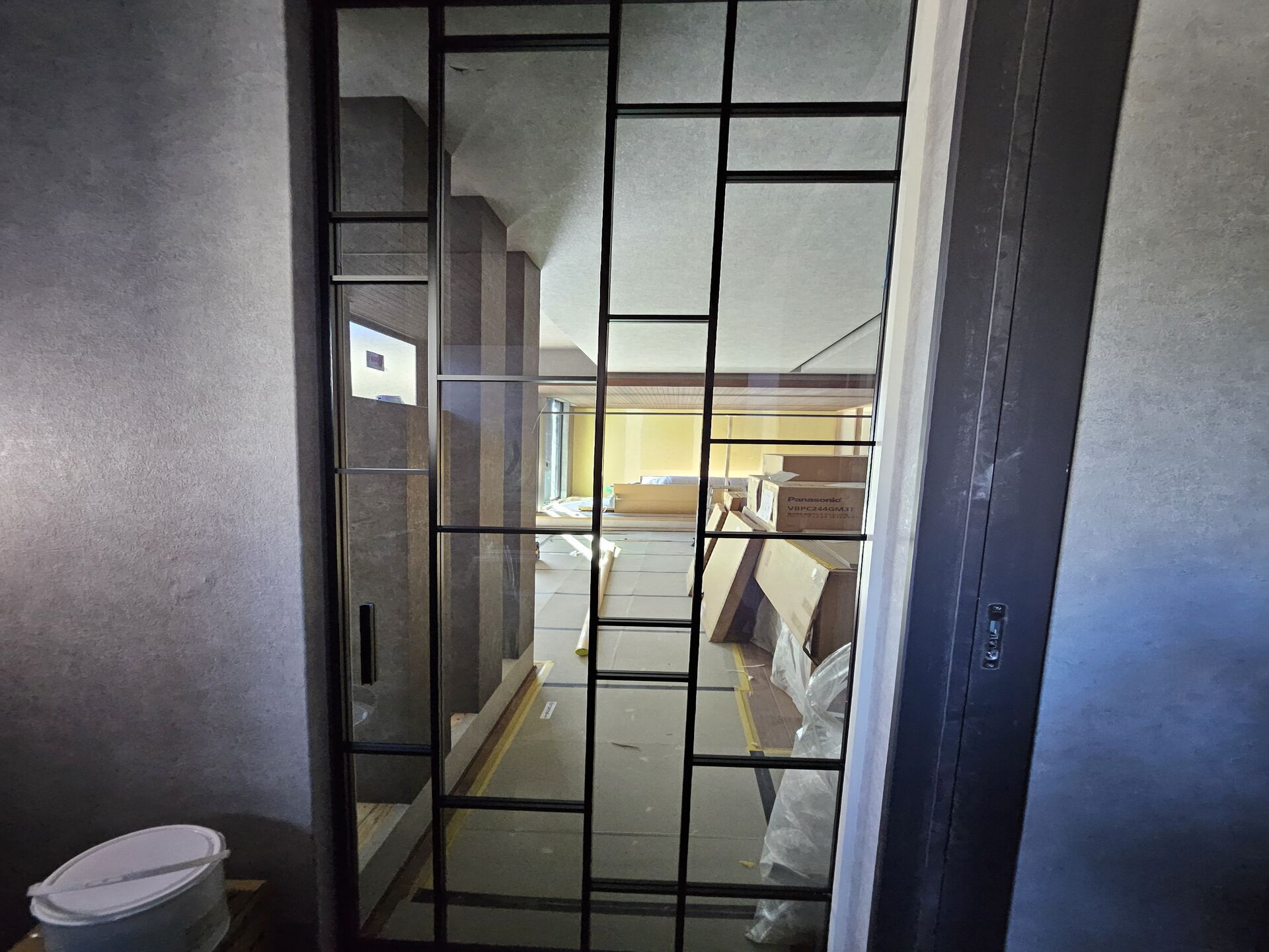 室内のアルミ建具